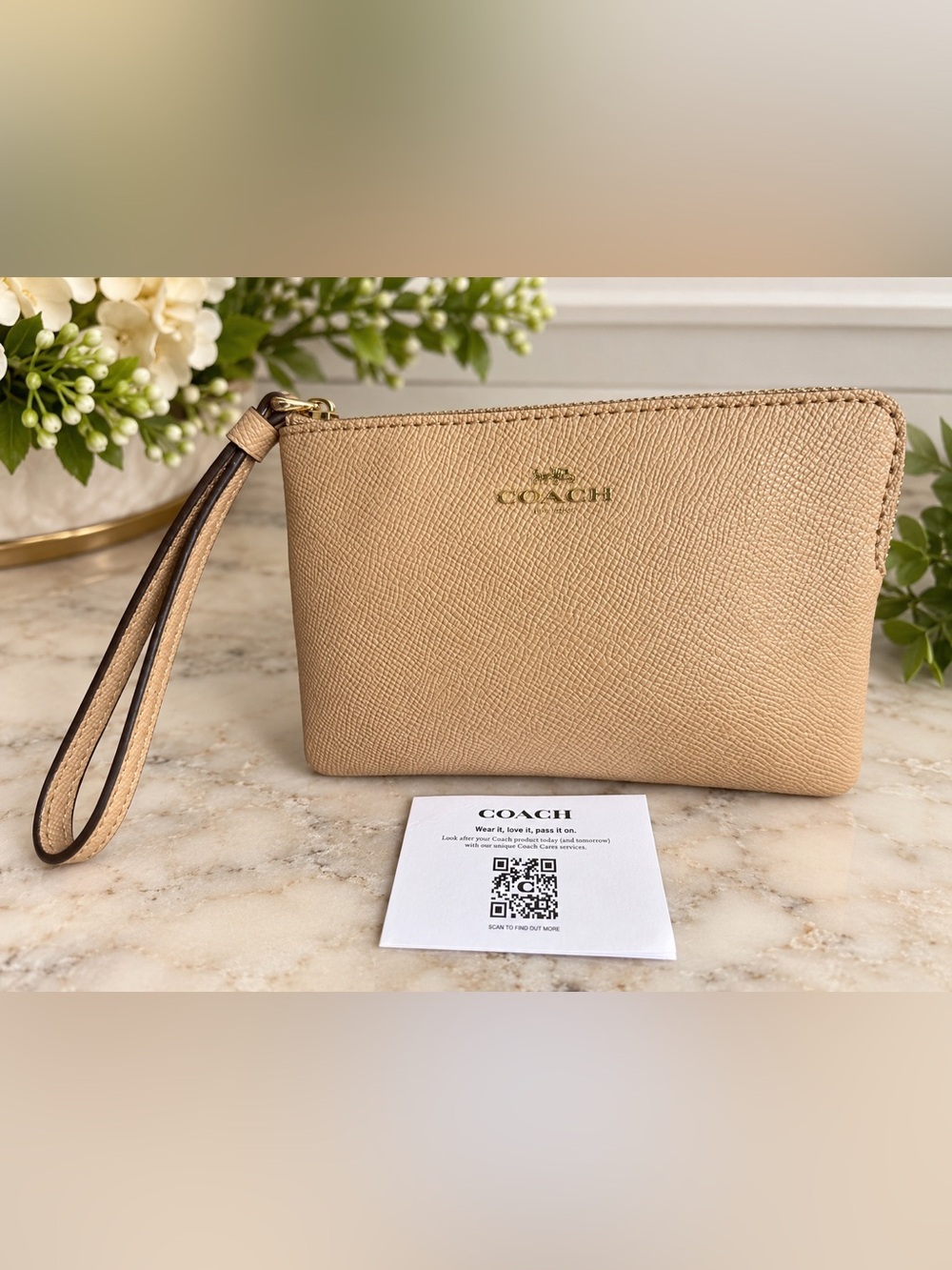 Coach F58032 Corner Zip Leather Wristlet NWOT Beige Tan Gold Logo